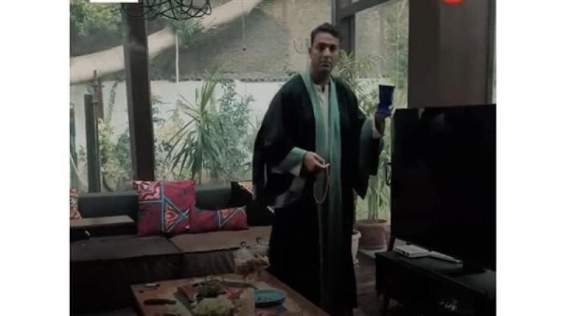 في إطلالة رمضانية.. ميدو يظهر بجلباب واسع ممسكا سبحة ومبخرة| فيديو