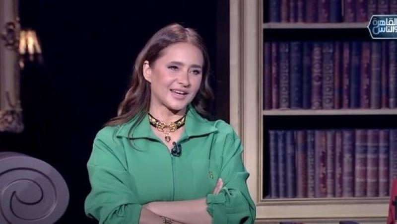 رد قوي من نيللي كريم على مجاملة زوجها في مسلسل عملة نادرة (فيديو)