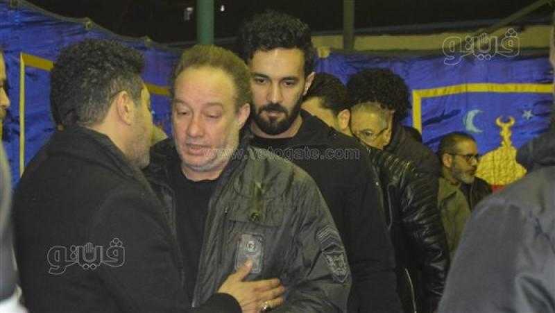 أشرف زكي وحمادة هلال يقدمان واجب العزاء في والدة محمد عز (صور)