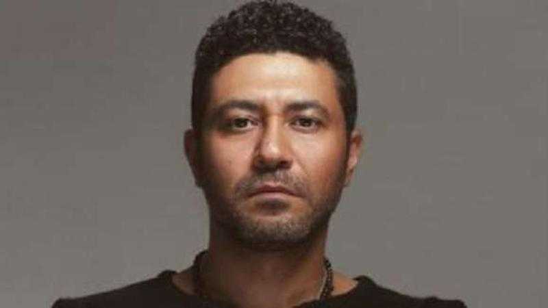 حمادة هلال ودينا وأشرف زكي أول الحضور بعزاء والدة محمد عز