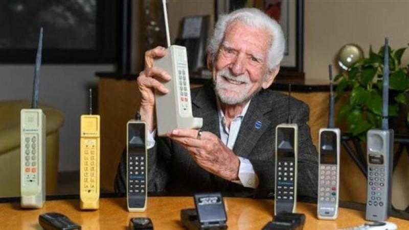 مخترع التليفون: الناس فقدوا عقولهم وأصبح الهاتف إدمانا لدى البشر