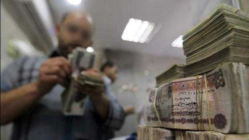 تُصرف غدا .. 3 هدايا من الدولة للموظفين والمعاشات بعد رفع الفائدة