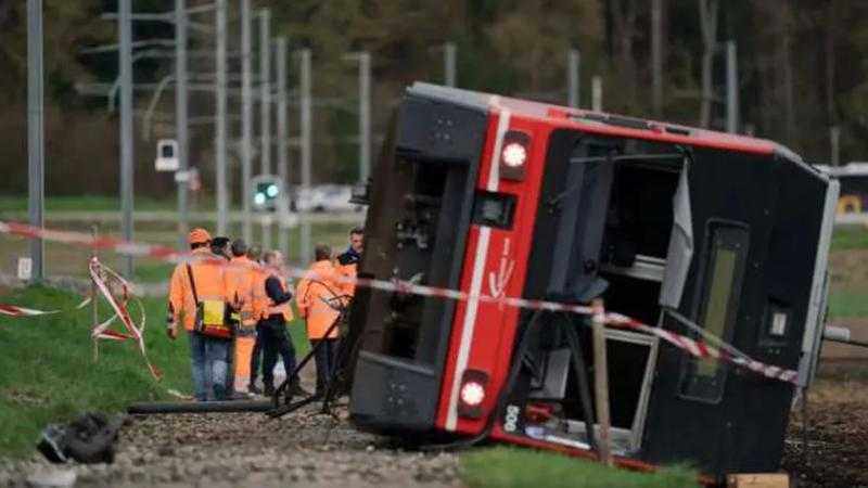 إصابة 15 شخصا في خروج قطارين عن مسارهما بسويسرا «صور»