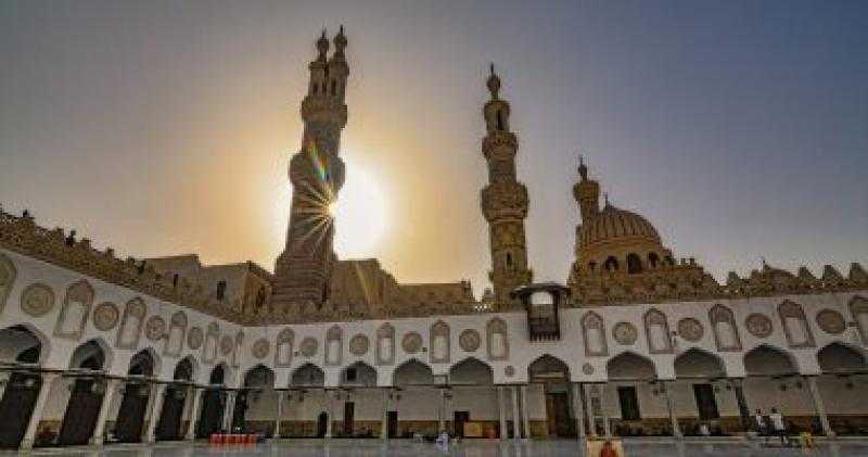 الإمام الأكبر يوجه بزيادة وجبات الإفطار بالجامع الأزهر وتنظيم إفطار للطلاب المغتربين