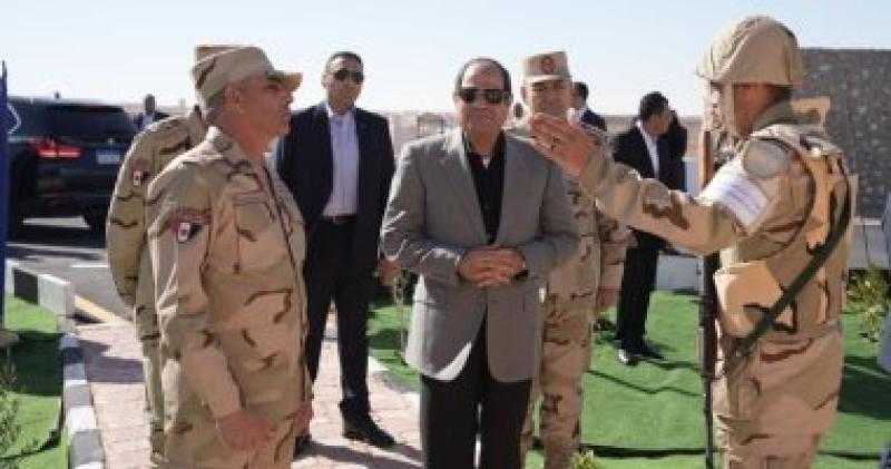 الرئيس السيسي يتفقد الارتكازات الأمنية بشرق القناة ويلتقى مقاتلى قيادات مكافحة الإرهاب