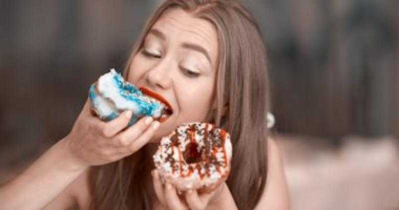 دراسة: تناول الحلويات والوجبات السريعة يزيد معدلات الكولسترول في الدم