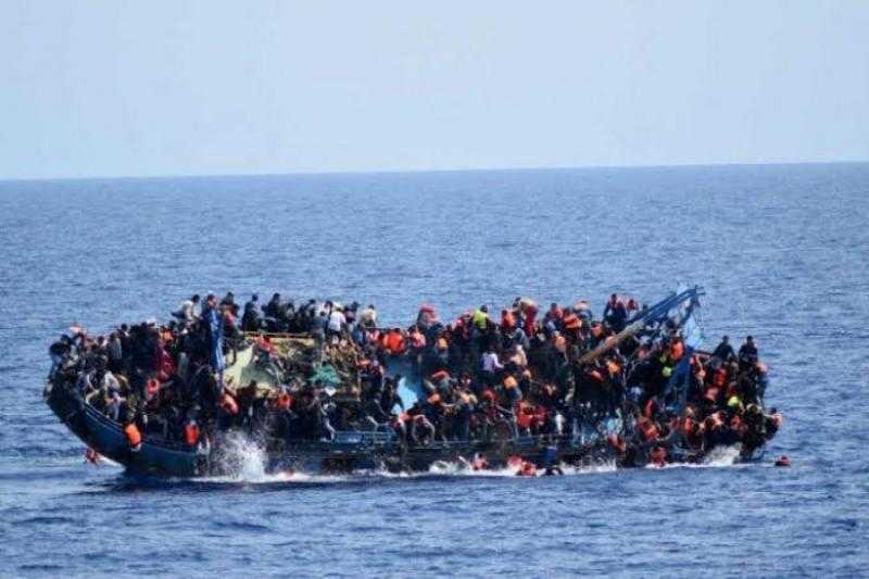 ارتفاع قتلى غرق قارب مهاجرين قبالة تونس إلى 33