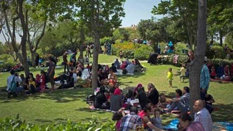 أهالي الإسكندرية يحتفلون بأعياد الربيع في الحدائق والمتنزهات