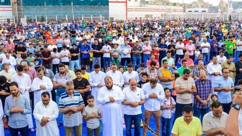 استعدادات القاهرة والجيزة لعيد الفطر.. تكثيف أعمال النظافة حول المساجد وساحات الصلاة