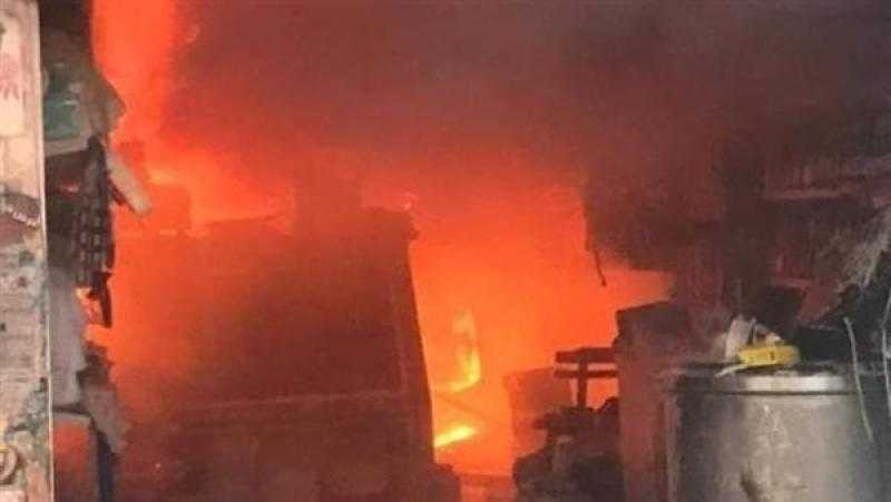حريق هائل في مخازن بشارع المعز بالقاهرة.. والحماية المدنية تحاول إخماده