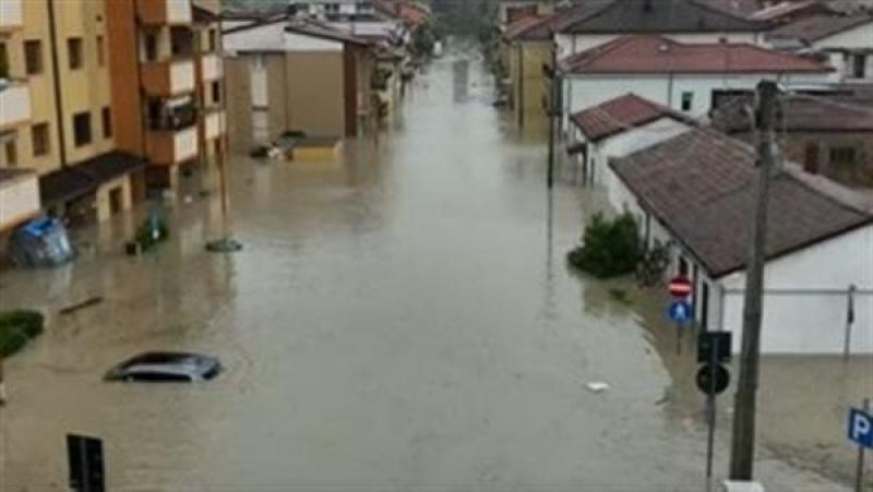 الفيضانات تغمر شوارع إيطاليا وإجلاء 900 شخص |شاهد