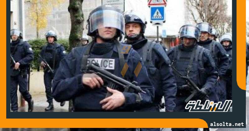 اليونان تحتجز 5 ضباط شرطة لمساعدتهم في تهريب 100 مهاجر