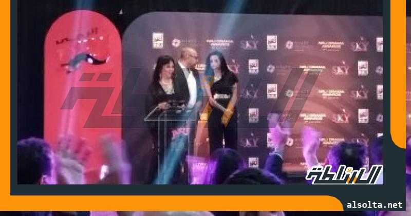 حنان شومان تقدم جائزة لجنة التحكيم لأفضل مسلسل درامى قصير فى كأس إنرجى للدراما
