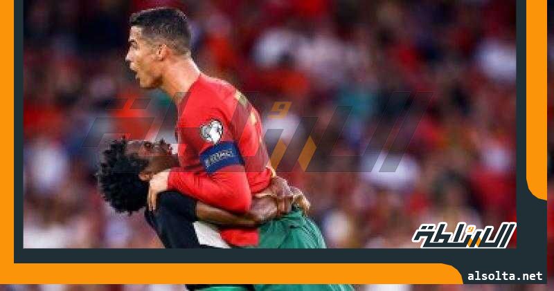 مشجع يقتحم مباراة البرتغال ضد البوسنة من أجل احتضان رونالدو.. فيديو وصور