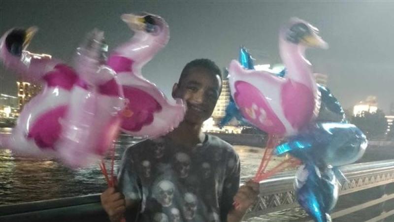 موسم عيد الأضحى.. فرصة ”شاب” لاستكمال تعليمه ببيع البالونات