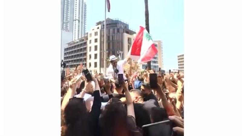 استقبال أسطوري من اللبنانيين لـ تامر حسني.. طبل وغناء