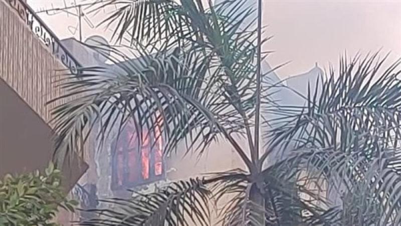 3 سيارات إطفاء تسيطر على حريق شقق هضبة الأهرام (صور)