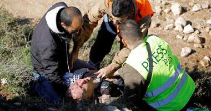 الاحتلال يصيب فلسطينيا بالرصاص ويعتقله بدعوى مُحاولته التسلل إلى الخليل
