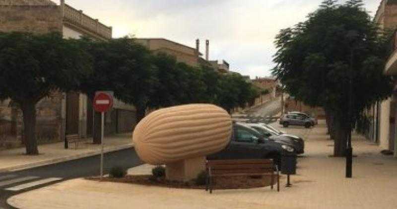 انهيار تمثال ”البطيخ” فى إسبانيا بسبب ارتفاع درجات الحرارة إلى 45 درجة