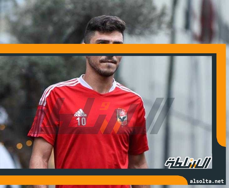 لاعب الأهلي يتمسك بالرحيل للخليج السعودي