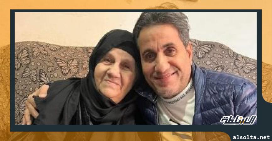 المطرب أحمد شيبة مع والدته
