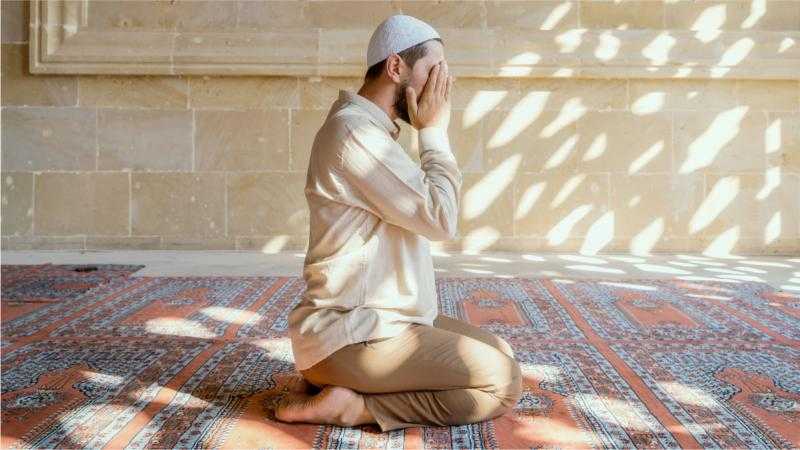 رحلة الروح الإسلامية: إيقاع مواقيت الصلاة، فرح الحمد لله، وحكم الحديث النبوي