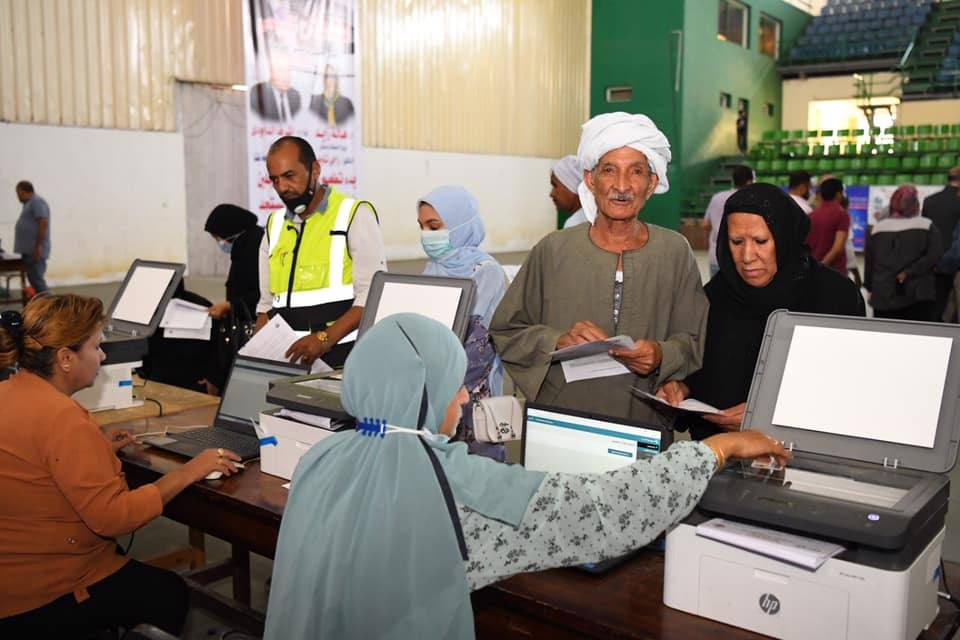 جولة محافظ قنا بالصالة المغطاة